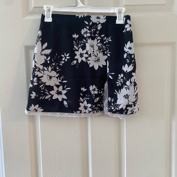 American Eagle Outfitters Dresses & Skirts - American Eagle Black & White Floral Mini Skirt with Lace Trim